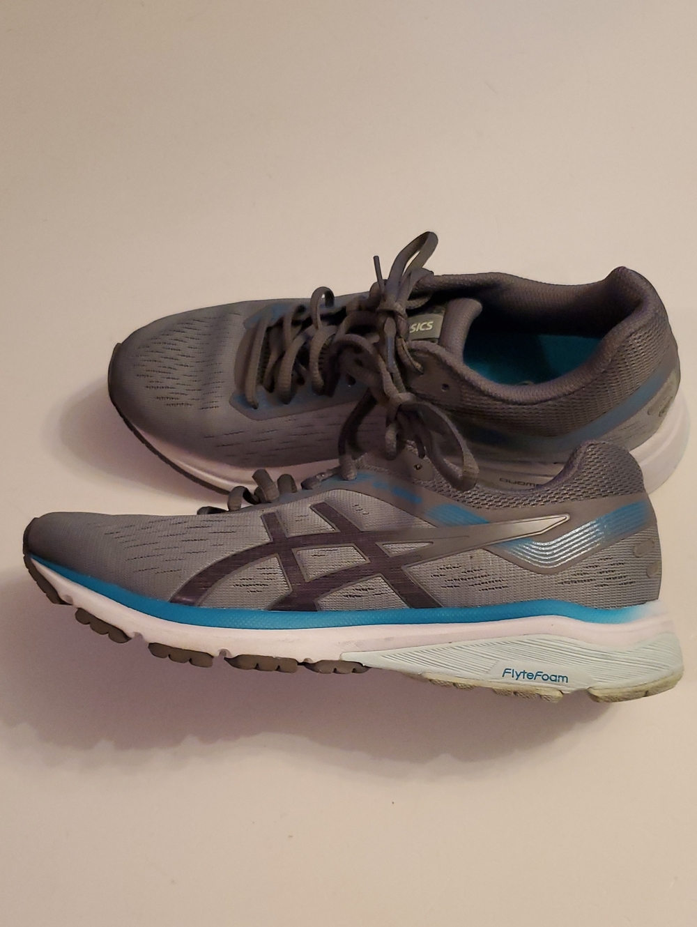 Asics GT-1000 7 Gray Running Shoes with TEAL Accents SZ 8 GREAT CONDITION.